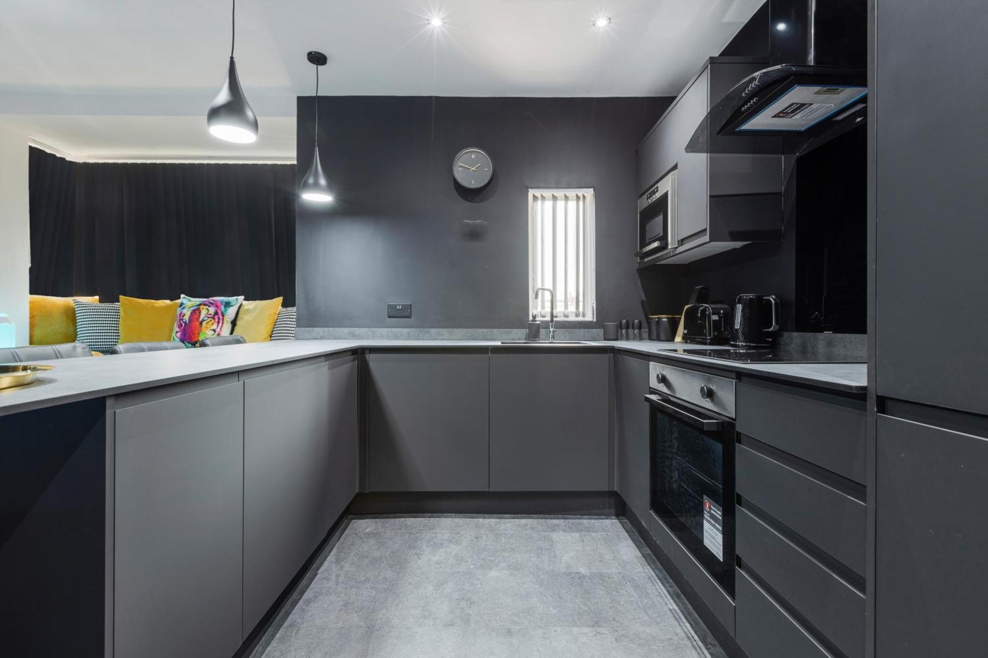 Two Bed Modern Apartment 5Min Walk To Town Centre With Free Parking ! Under New Management بلاكبول المظهر الخارجي الصورة